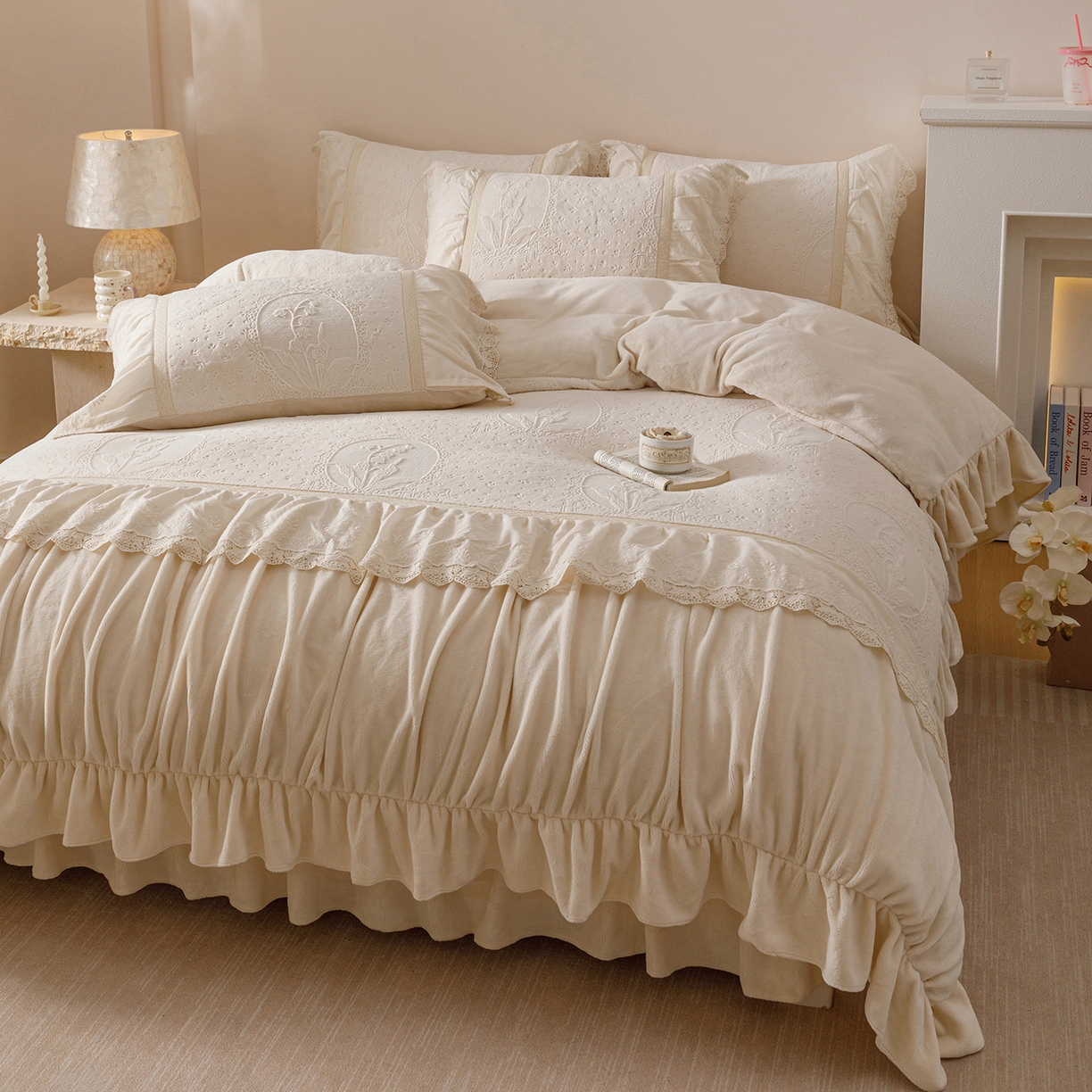 91家纺网 家纺一手货源 找家纺 （总）好儿喜家纺 2025新款雕花牛奶绒床裙款四件套-花音