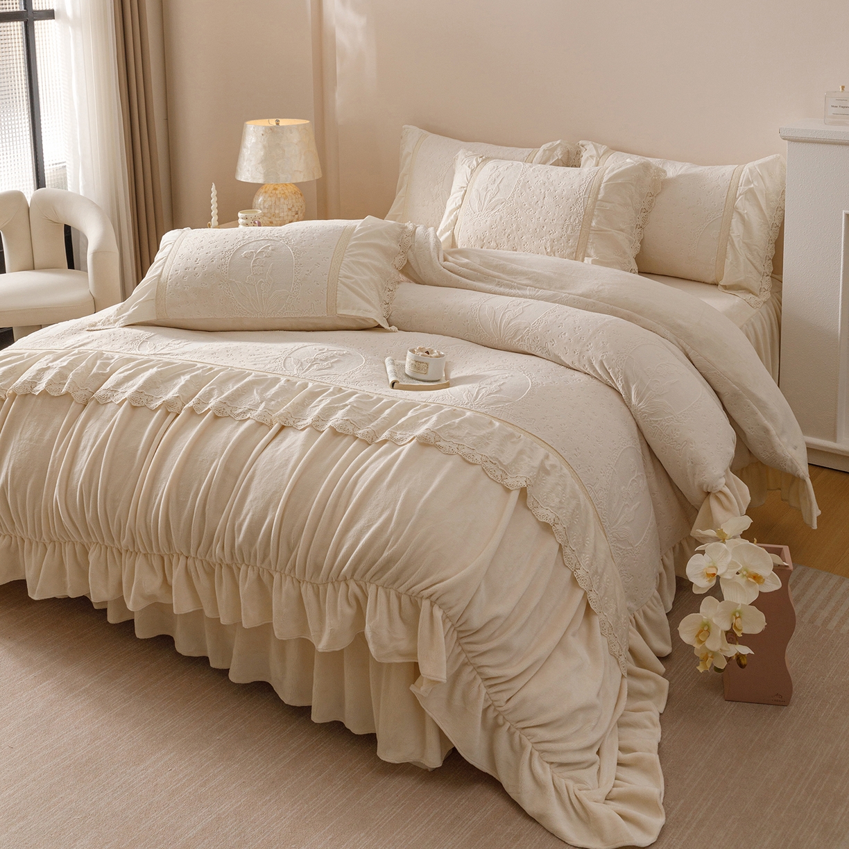 91家纺网 家纺一手货源 找家纺 （总）好儿喜家纺 2025新款雕花牛奶绒床裙款四件套-花音