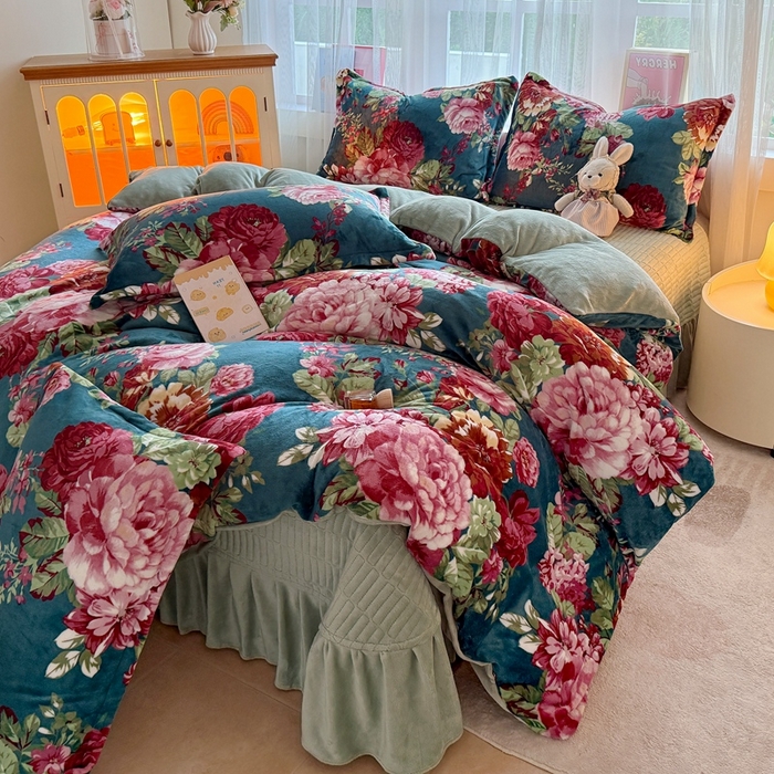 91家纺网 家纺一手货源 找家纺 （总）梵克保罗 2025秋冬新款印花牛奶绒床盖炕垫炕盖四件套-云裳