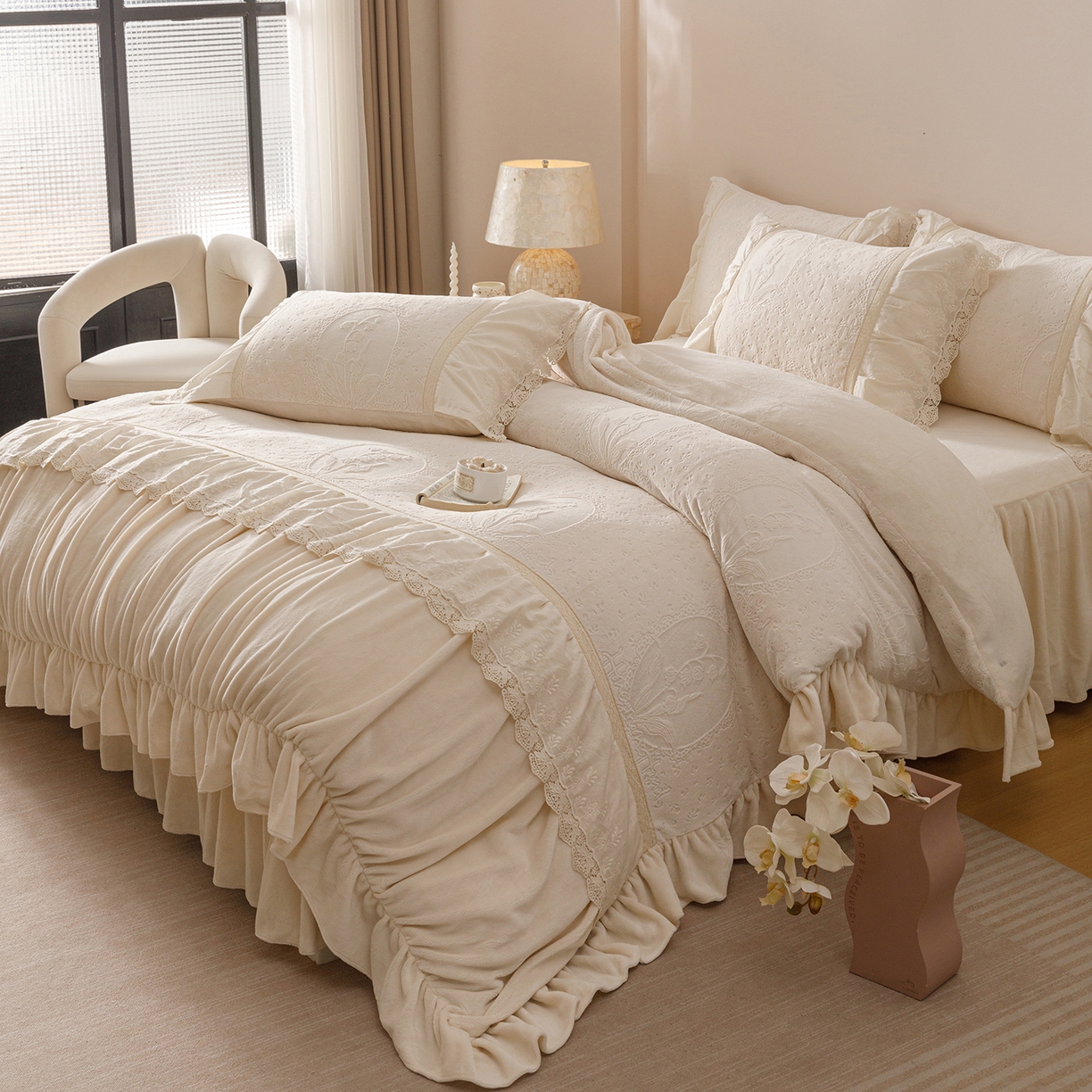 91家纺网 家纺一手货源 找家纺 （总）好儿喜家纺 2025新款雕花牛奶绒床裙款四件套-花音