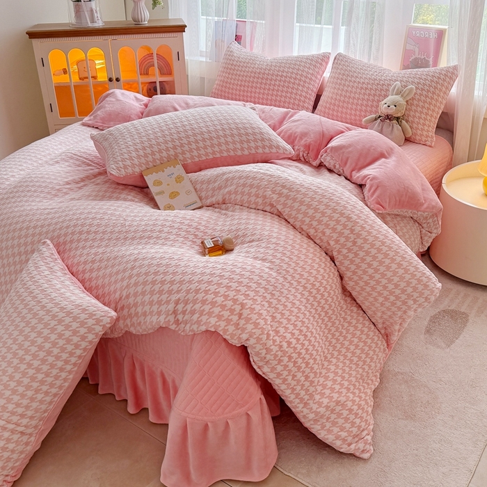 91家纺网 家纺一手货源 找家纺 （总）梵克保罗 2025秋冬新款印花牛奶绒床盖炕垫炕盖四件套-云裳