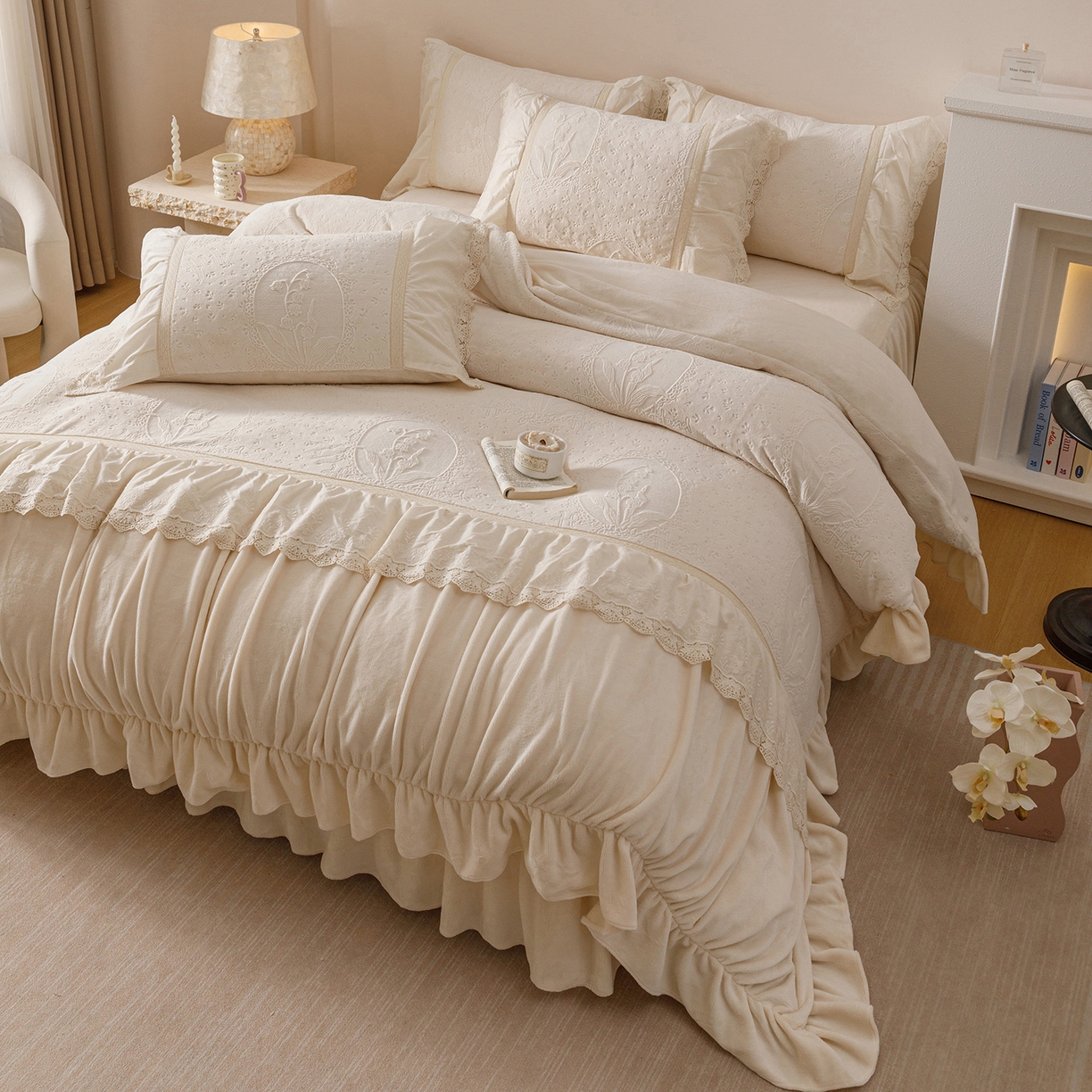 91家纺网 家纺一手货源 找家纺 （总）好儿喜家纺 2025新款雕花牛奶绒床裙款四件套-花音