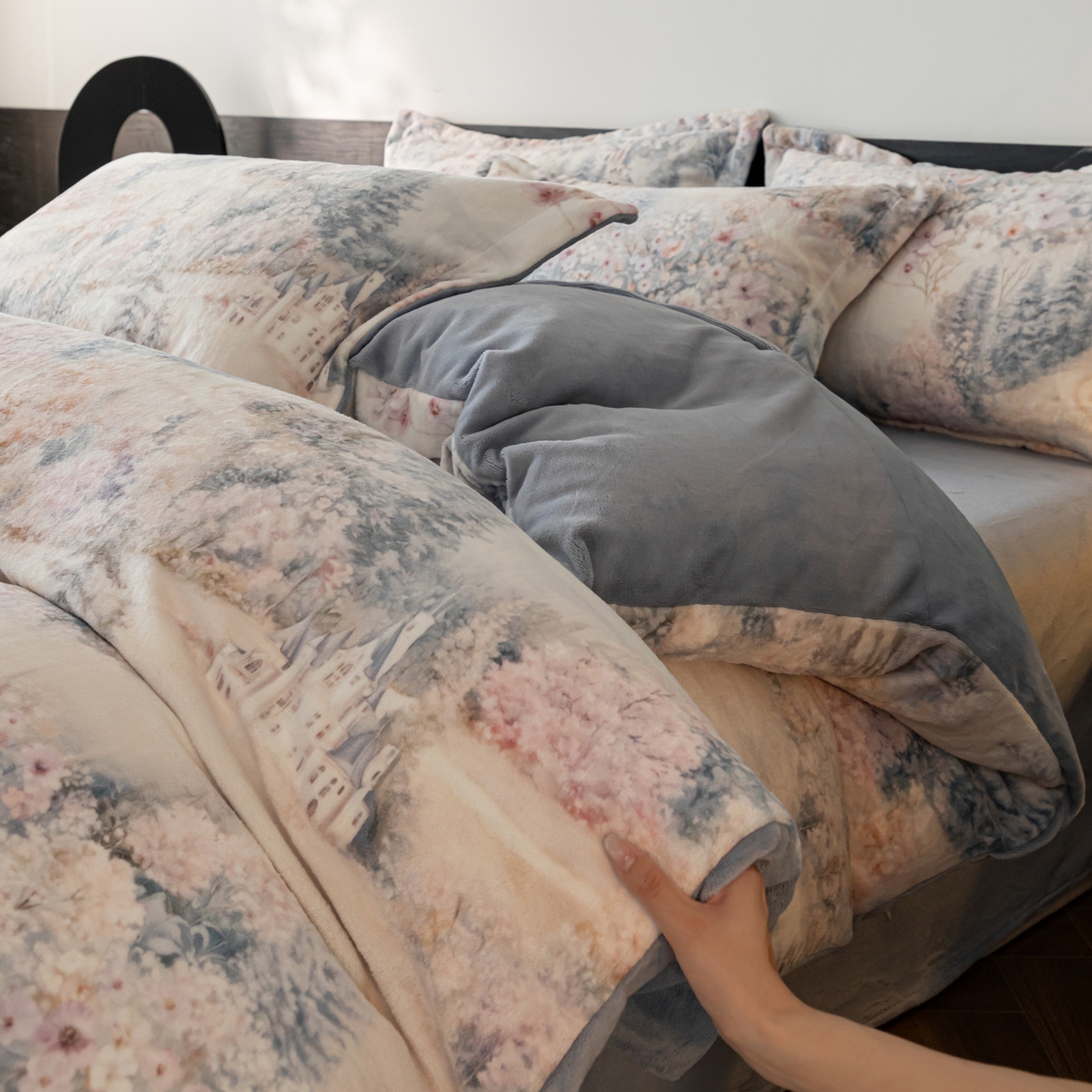 91家纺网 家纺一手货源 找家纺 （总）寐绸家纺 2025秋冬新款230g牛奶绒数码印花四件套