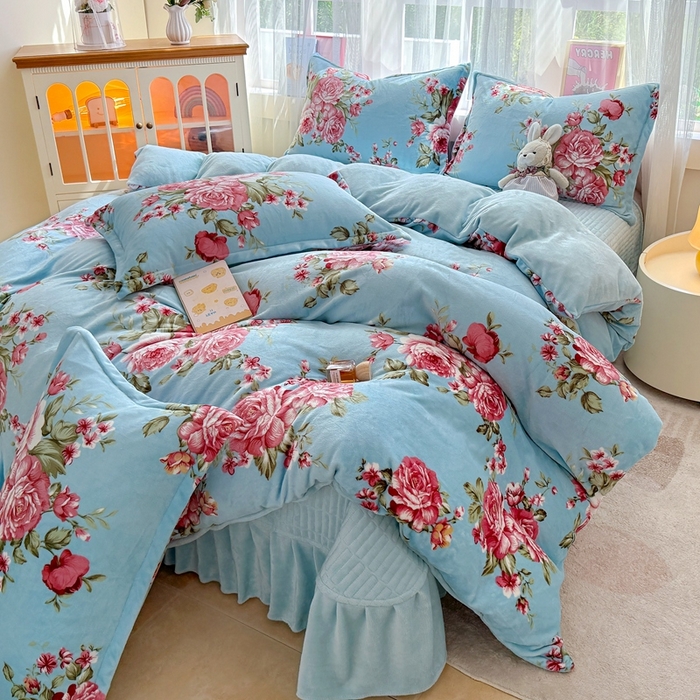 91家纺网 家纺一手货源 找家纺 （总）梵克保罗 2025秋冬新款印花牛奶绒床盖炕垫炕盖四件套-云裳