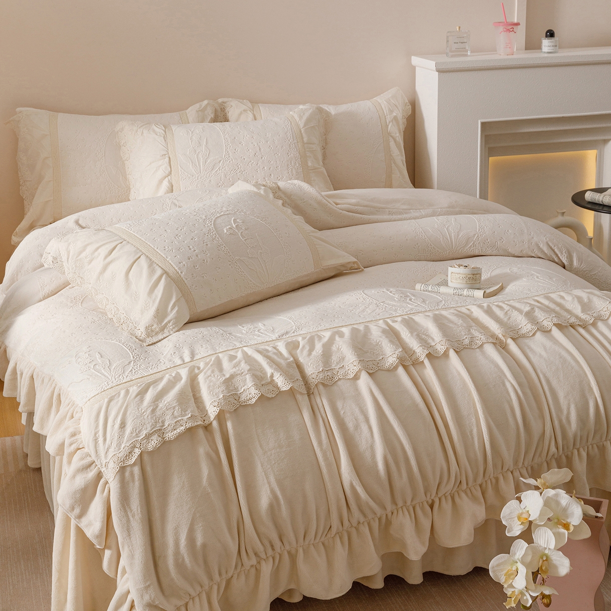 91家纺网 家纺一手货源 找家纺 （总）好儿喜家纺 2025新款雕花牛奶绒床裙款四件套-花音