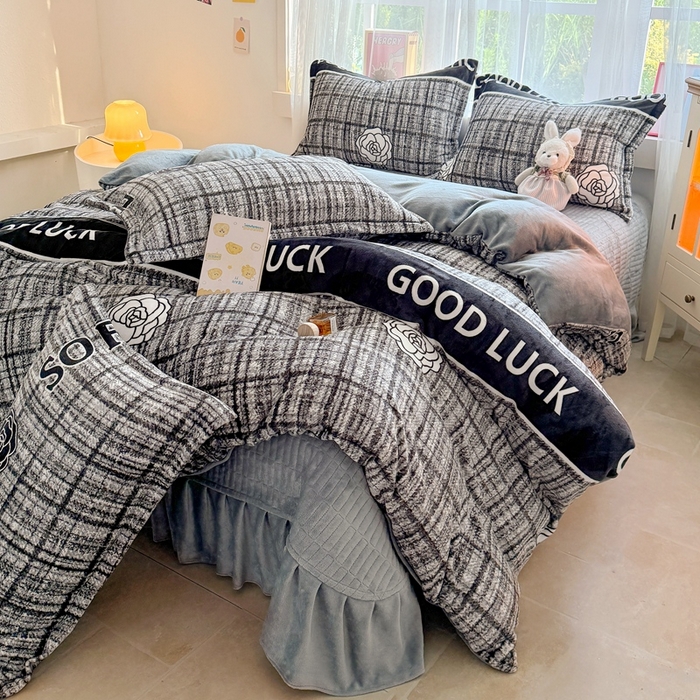 91家纺网 家纺一手货源 找家纺 （总）梵克保罗 2025秋冬新款印花牛奶绒床盖炕垫炕盖四件套-云裳