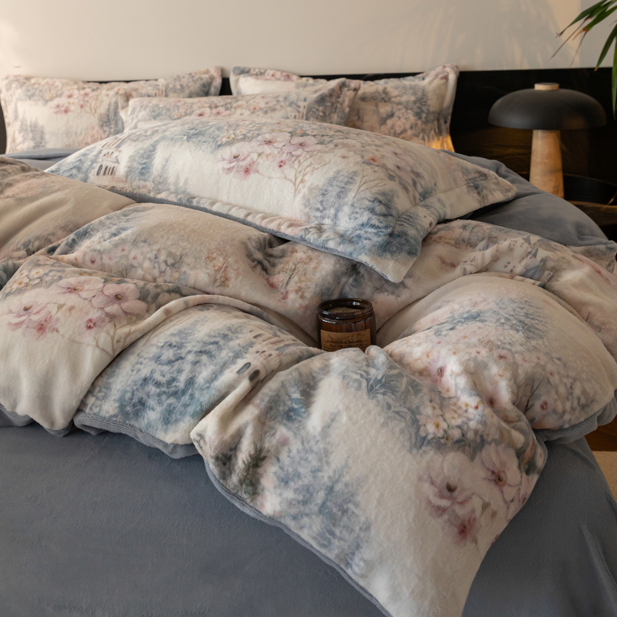 91家纺网 家纺一手货源 找家纺 （总）寐绸家纺 2025秋冬新款230g牛奶绒数码印花四件套