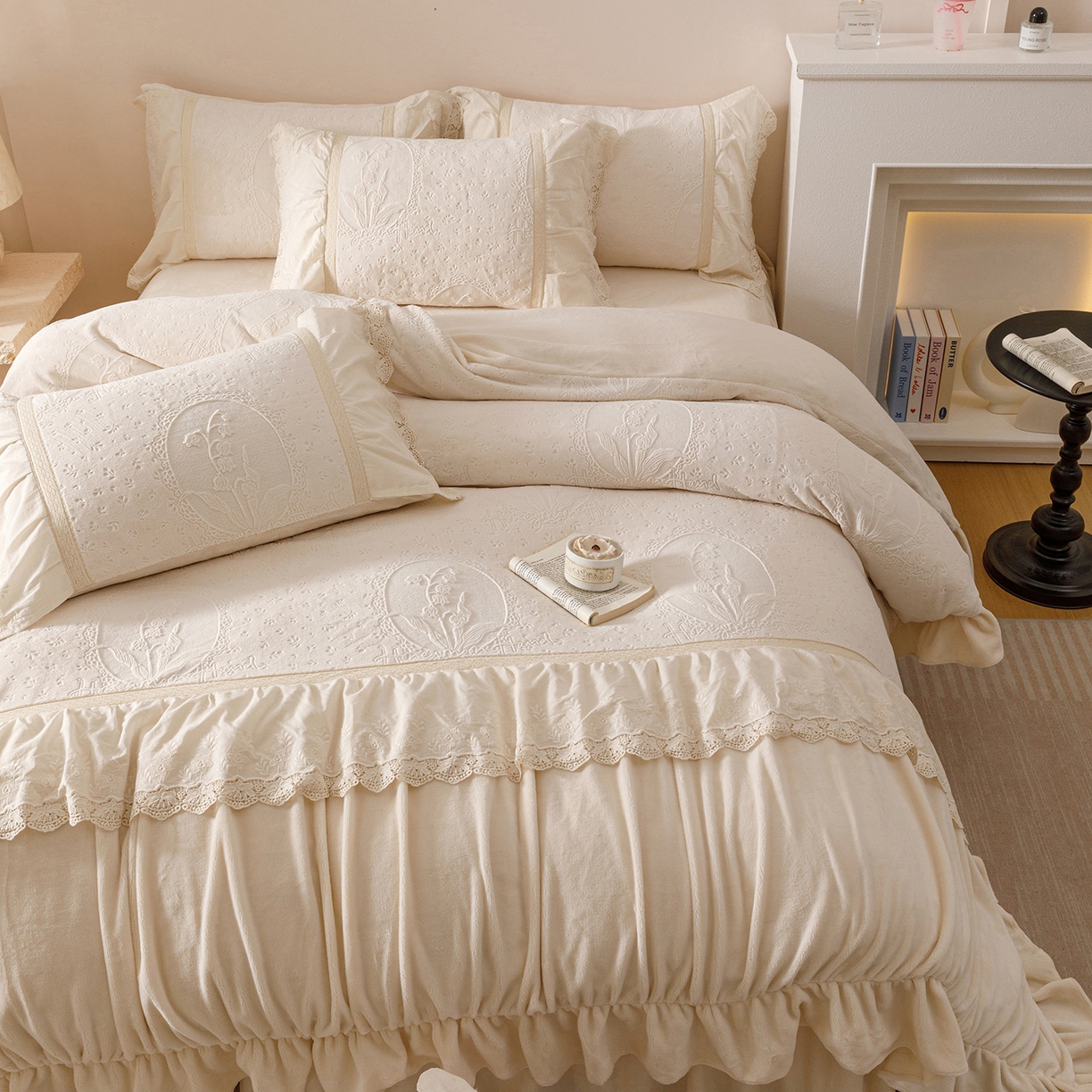 91家纺网 家纺一手货源 找家纺 （总）好儿喜家纺 2025新款雕花牛奶绒床裙款四件套-花音