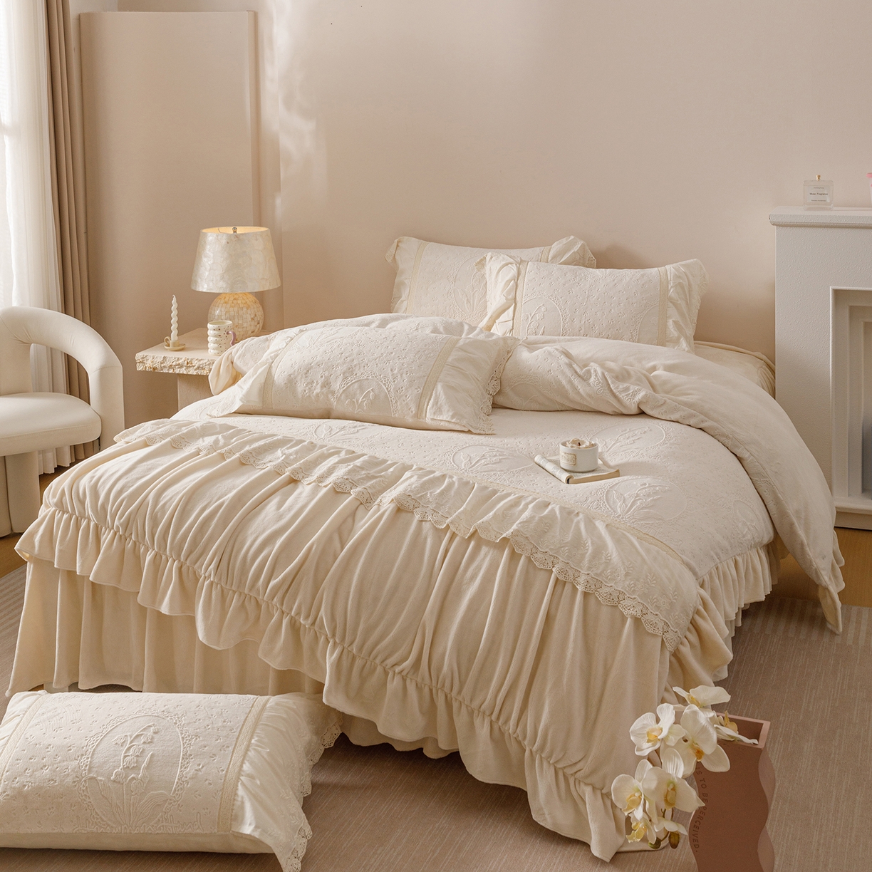 91家纺网 家纺一手货源 找家纺 （总）好儿喜家纺 2025新款雕花牛奶绒床裙款四件套-花音