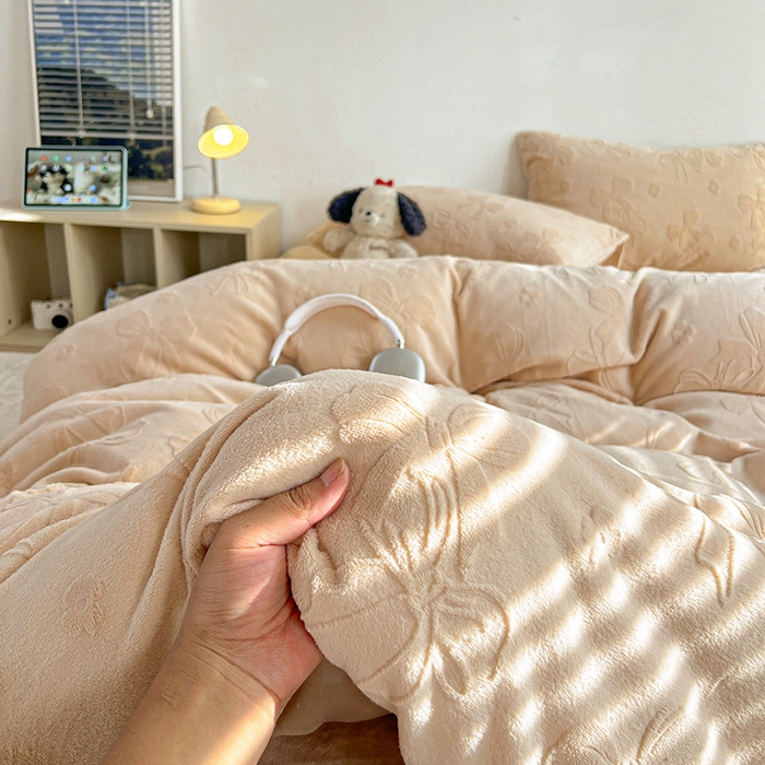 91家纺网 家纺一手货源 找家纺 耀悦家纺 2025新款INS博主风蝴蝶伴侣立体A类全消光雕花牛奶绒四件套 蝴蝶结伴侣-复古咖