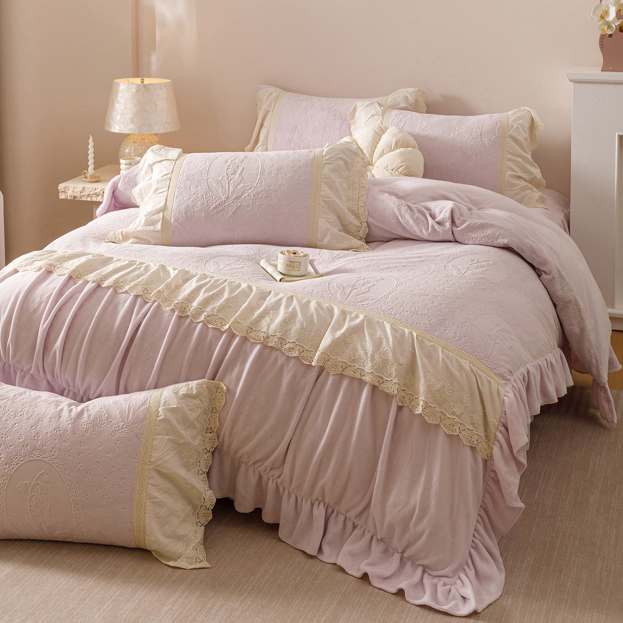 91家纺网 家纺一手货源 找家纺 （总）好儿喜家纺 2025新款雕花牛奶绒床裙款四件套-花音