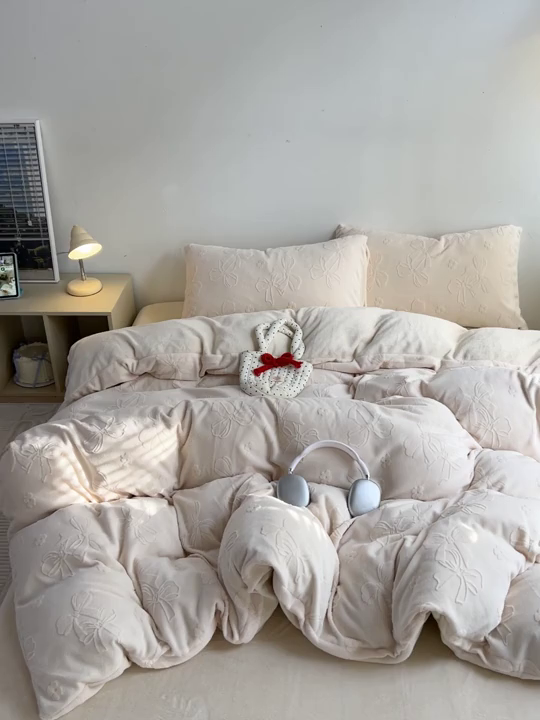 91家纺网 家纺一手货源 找家纺 耀悦家纺 2025新款INS博主风蝴蝶伴侣立体A类全消光雕花牛奶绒四件套 蝴蝶结伴侣-奶白