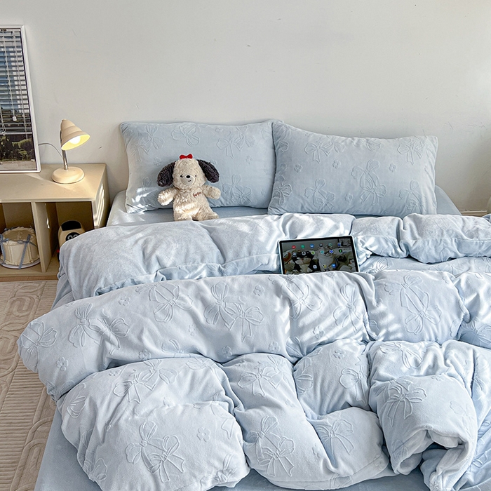 91家纺网 家纺一手货源 找家纺 耀悦家纺 2025新款INS博主风蝴蝶伴侣立体A类全消光雕花牛奶绒四件套 蝴蝶结伴侣-浅蓝