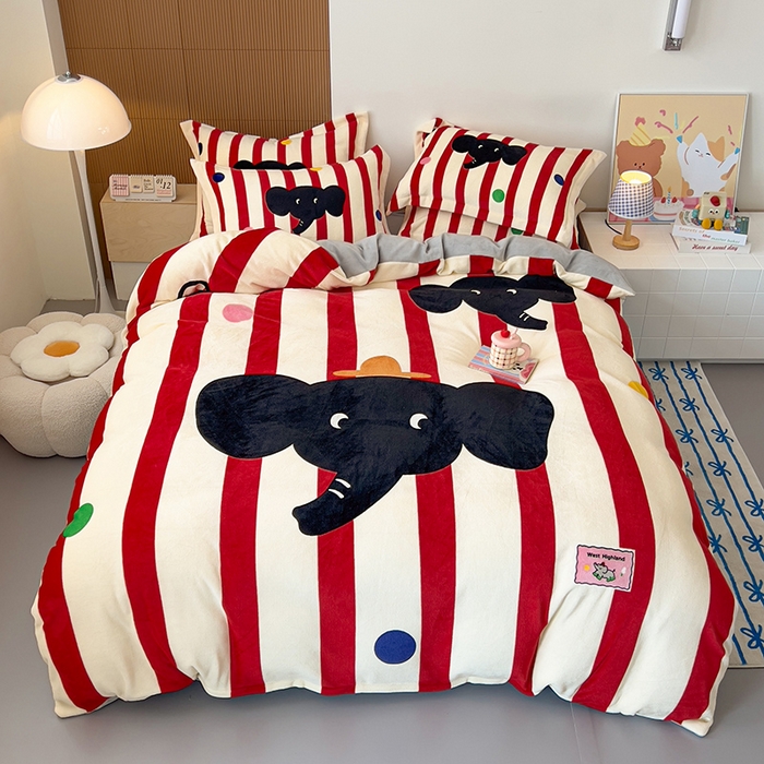 91家纺网 家纺一手货源 找家纺 福来临家纺 2025牛奶绒大版卡通四件套 草莓熊