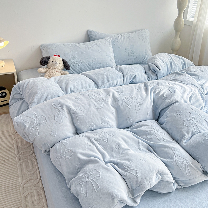 91家纺网 家纺一手货源 找家纺 耀悦家纺 2025新款INS博主风蝴蝶伴侣立体A类全消光雕花牛奶绒四件套 蝴蝶结伴侣-浅蓝