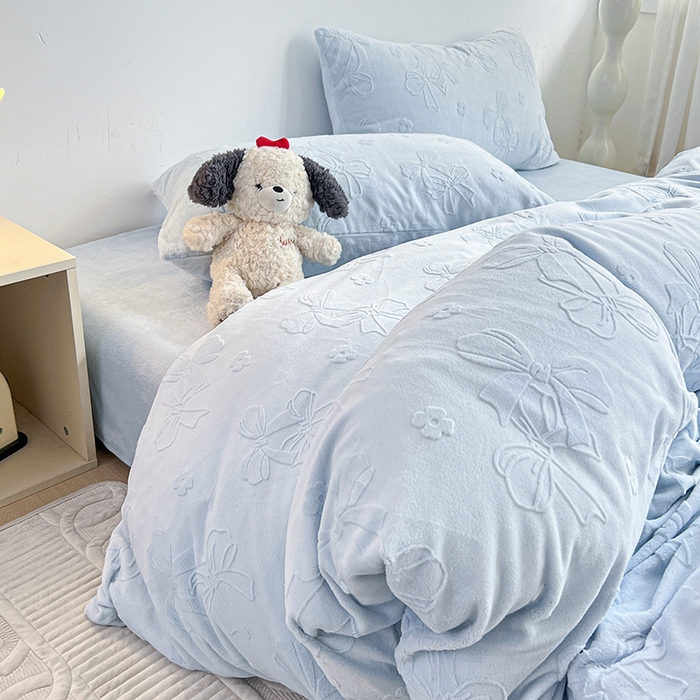 91家纺网 家纺一手货源 找家纺 耀悦家纺 2025新款INS博主风蝴蝶伴侣立体A类全消光雕花牛奶绒四件套 蝴蝶结伴侣-浅蓝