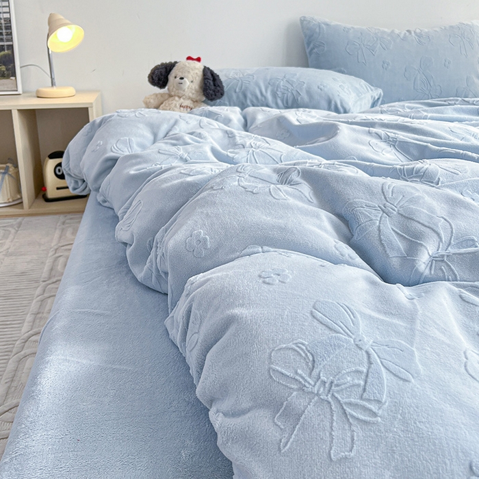 91家纺网 家纺一手货源 找家纺 耀悦家纺 2025新款INS博主风蝴蝶伴侣立体A类全消光雕花牛奶绒四件套 蝴蝶结伴侣-浅蓝