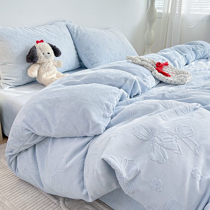 91家纺网 家纺一手货源 找家纺 耀悦家纺 2025新款INS博主风蝴蝶伴侣立体A类全消光雕花牛奶绒四件套 蝴蝶结伴侣-浅蓝