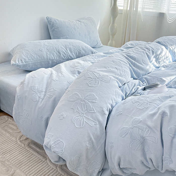 91家纺网 家纺一手货源 找家纺 耀悦家纺 2025新款INS博主风蝴蝶伴侣立体A类全消光雕花牛奶绒四件套 蝴蝶结伴侣-浅蓝