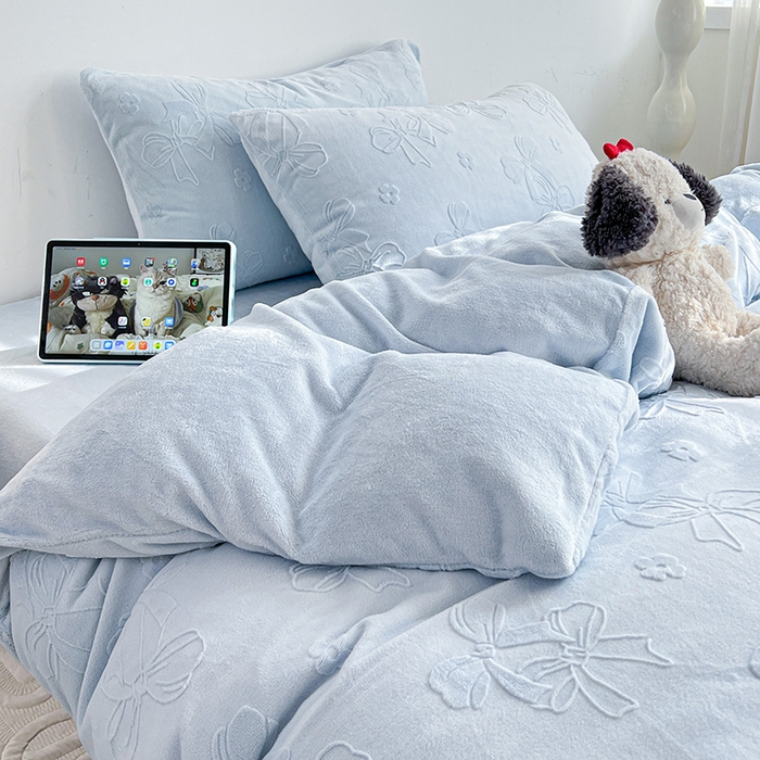 91家纺网 家纺一手货源 找家纺 耀悦家纺 2025新款INS博主风蝴蝶伴侣立体A类全消光雕花牛奶绒四件套 蝴蝶结伴侣-浅蓝