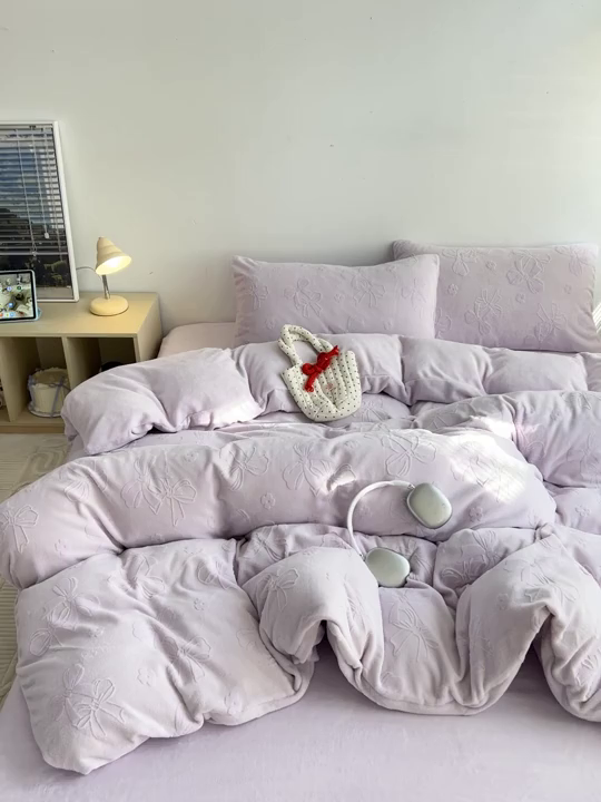 91家纺网 家纺一手货源 找家纺 耀悦家纺 2025新款INS博主风蝴蝶伴侣立体A类全消光雕花牛奶绒四件套 蝴蝶结伴侣-优雅紫