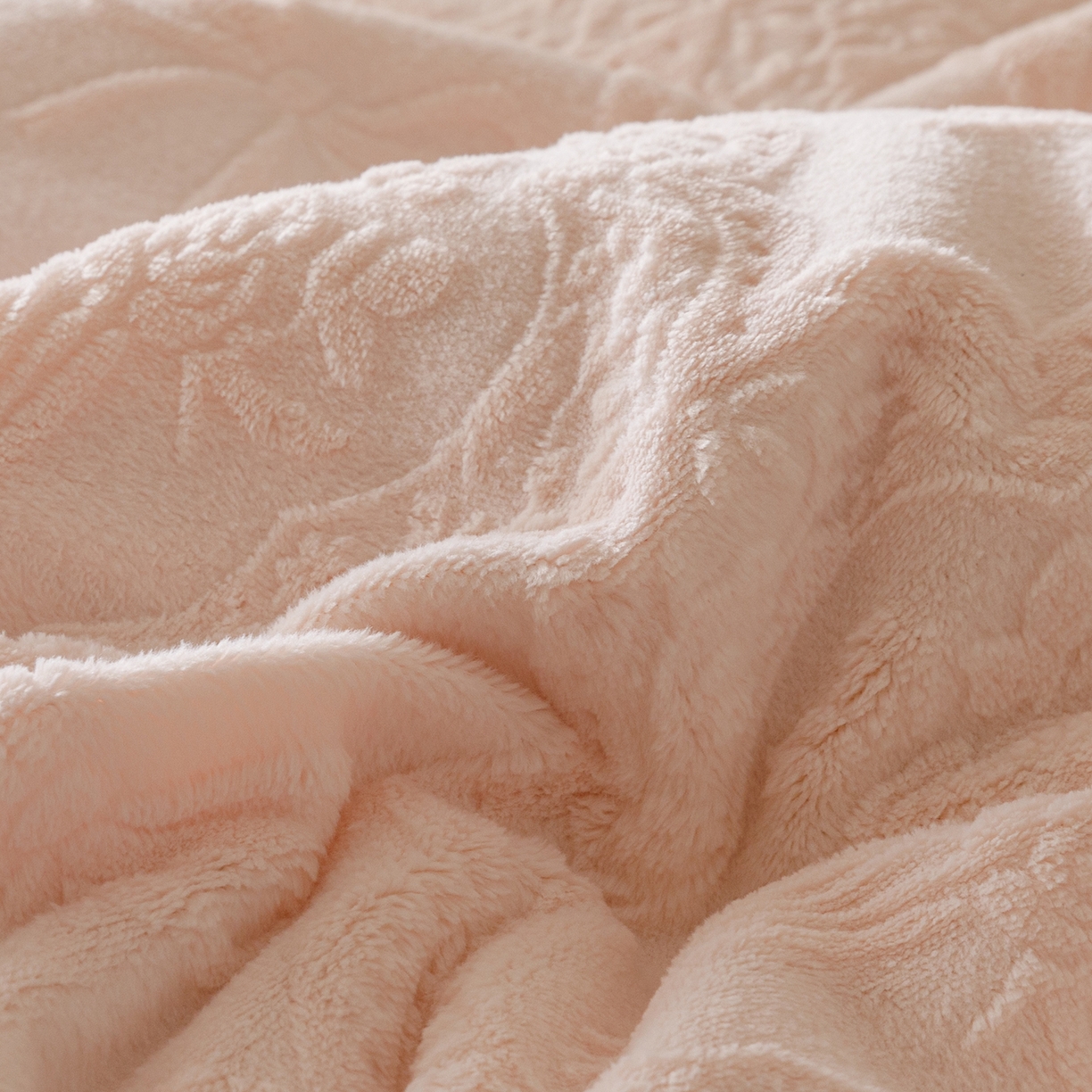 91家纺网 家纺一手货源 找家纺 （总）好儿喜家纺 2025新款雕花牛奶绒床裙款四件套-米兰