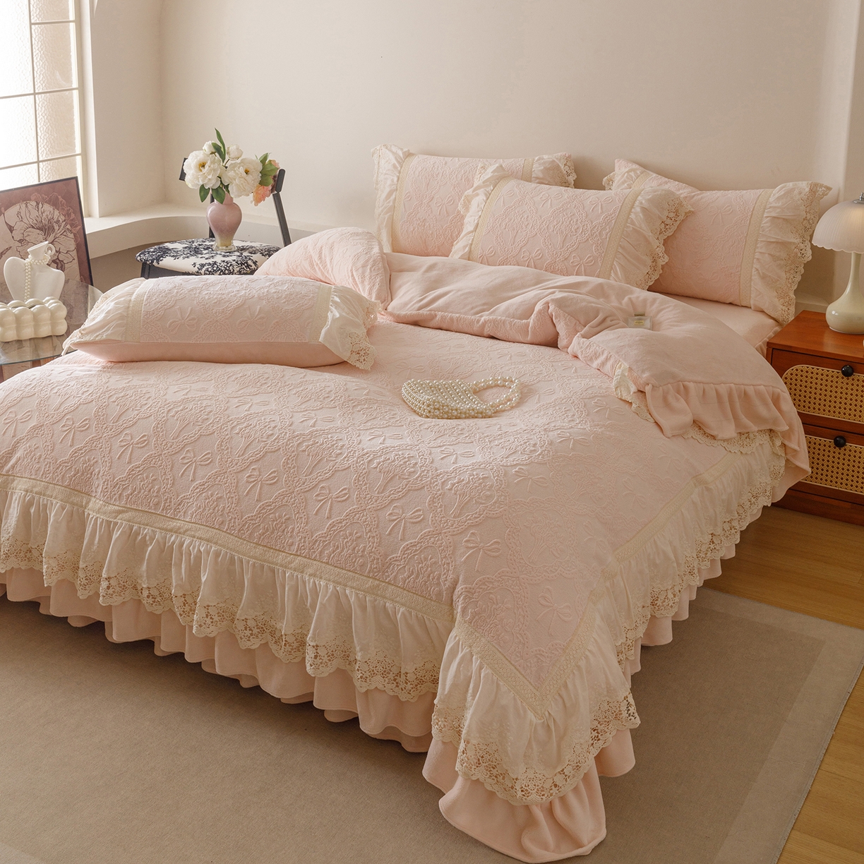 91家纺网 家纺一手货源 找家纺 （总）好儿喜家纺 2025新款雕花牛奶绒床裙款四件套-米兰