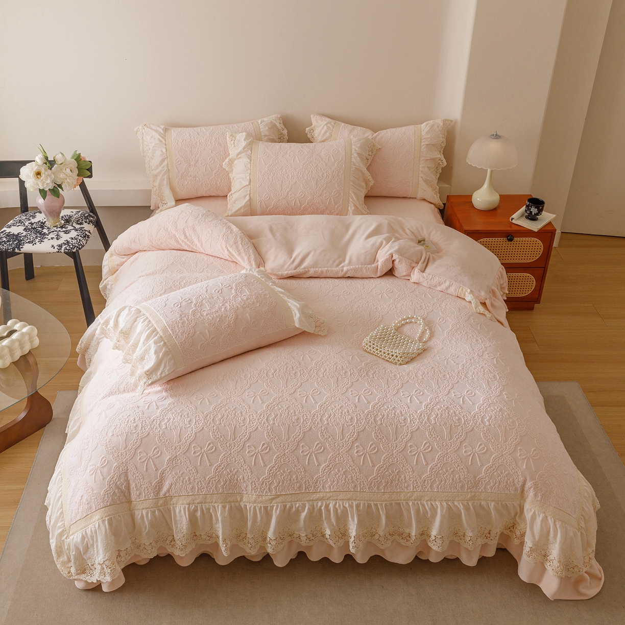 91家纺网 家纺一手货源 找家纺 （总）好儿喜家纺 2025新款雕花牛奶绒床裙款四件套-米兰