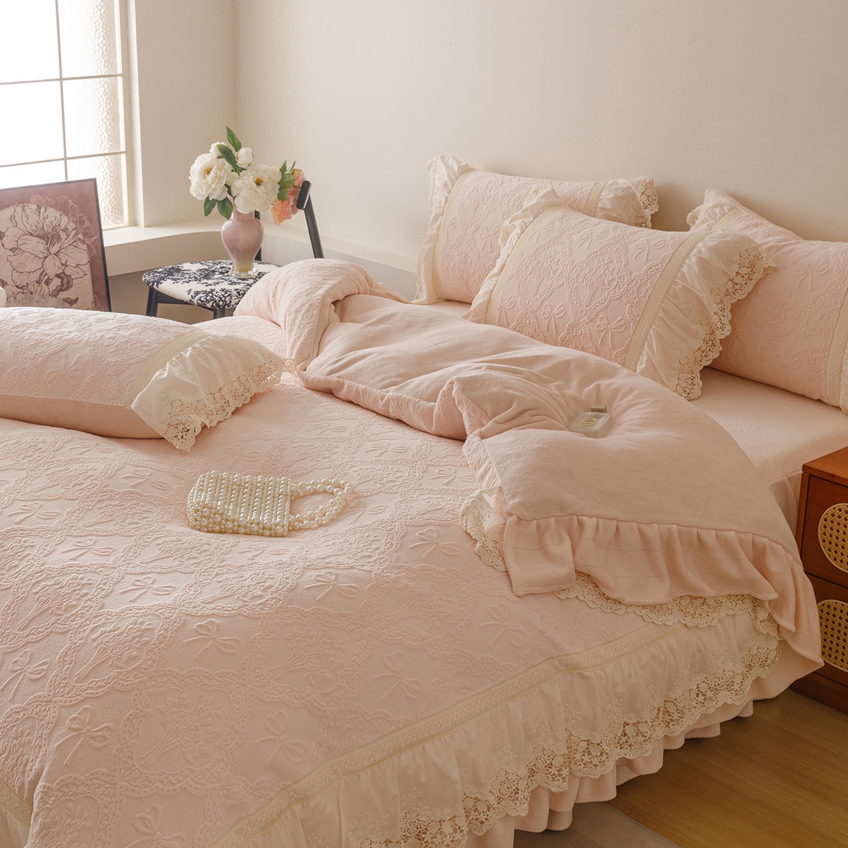 91家纺网 家纺一手货源 找家纺 （总）好儿喜家纺 2025新款雕花牛奶绒床裙款四件套-米兰