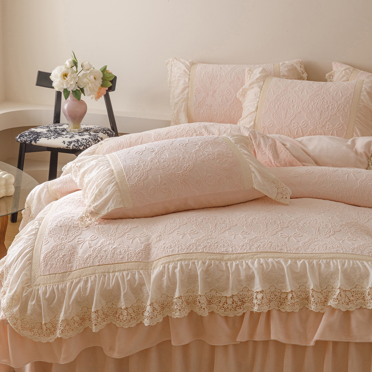 91家纺网 家纺一手货源 找家纺 （总）好儿喜家纺 2025新款雕花牛奶绒床裙款四件套-米兰