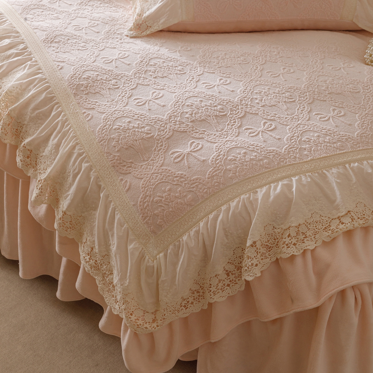 91家纺网 家纺一手货源 找家纺 （总）好儿喜家纺 2025新款雕花牛奶绒床裙款四件套-米兰