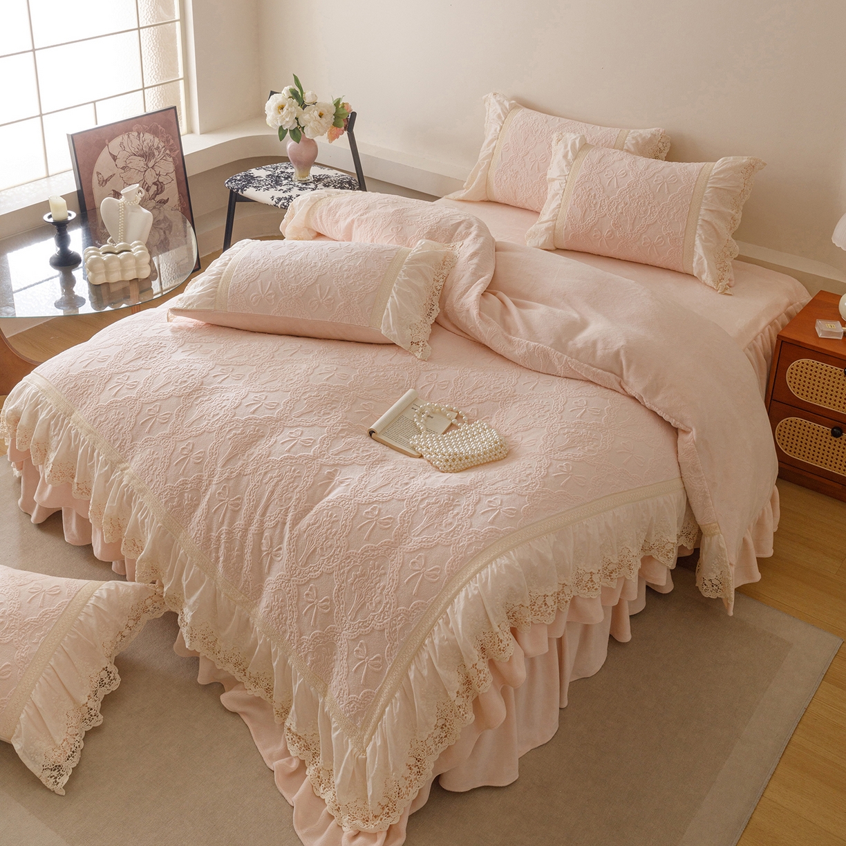 91家纺网 家纺一手货源 找家纺 （总）好儿喜家纺 2025新款雕花牛奶绒床裙款四件套-米兰