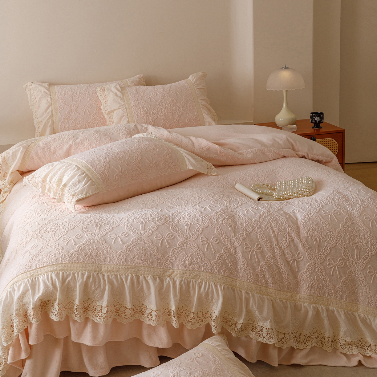 91家纺网 家纺一手货源 找家纺 （总）好儿喜家纺 2025新款雕花牛奶绒床裙款四件套-米兰