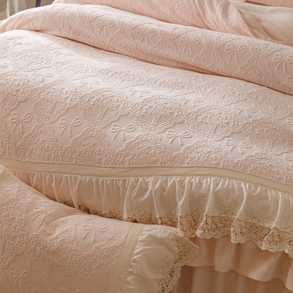 91家纺网 家纺一手货源 找家纺 （总）好儿喜家纺 2025新款雕花牛奶绒床裙款四件套-米兰