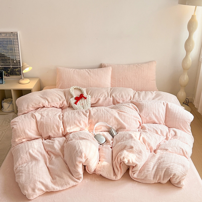 91家纺网 家纺一手货源 找家纺 （总）耀悦家纺 2025新款INS博主风田间梦蝶立体A类全消光雕花牛奶绒四件套