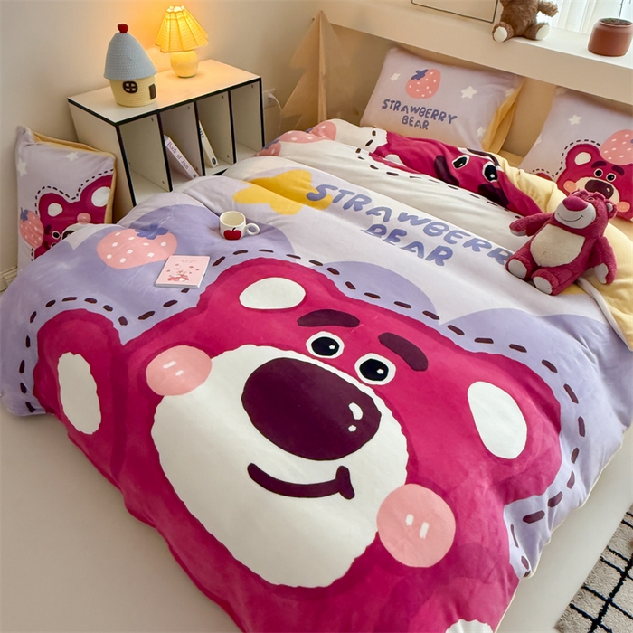 91家纺网 家纺一手货源 找家纺 福来临家纺 2025牛奶绒大版卡通四件套 草莓熊