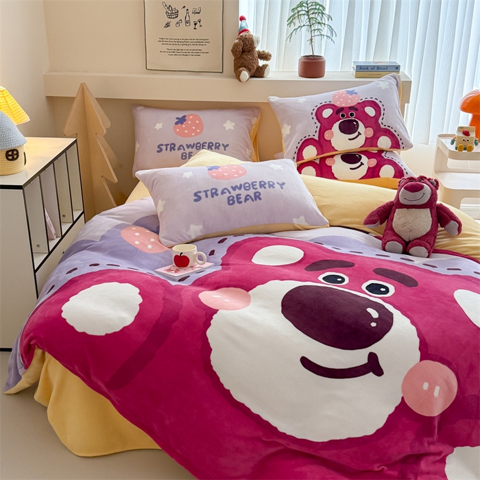 91家纺网 家纺一手货源 找家纺 福来临家纺 2025牛奶绒大版卡通四件套 草莓熊