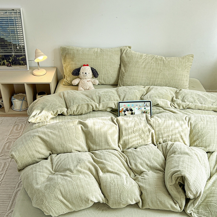 91家纺网 家纺一手货源 找家纺 （总）耀悦家纺 2025新款INS博主风田间梦蝶立体A类全消光雕花牛奶绒四件套