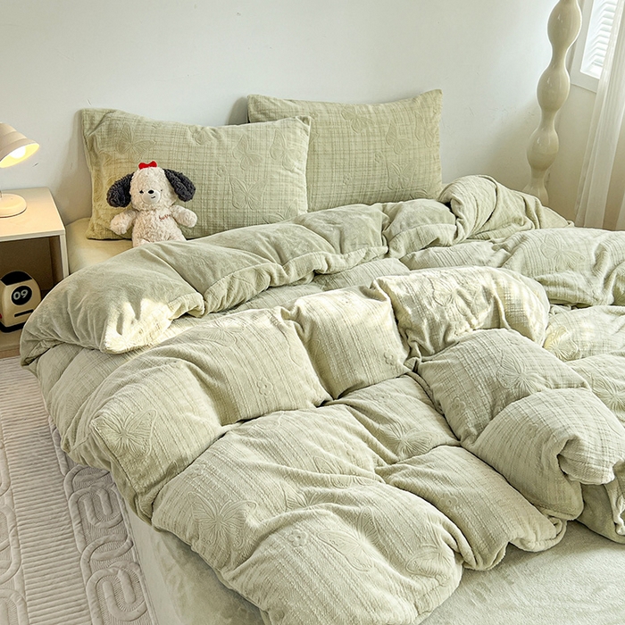 91家纺网 家纺一手货源 找家纺 （总）耀悦家纺 2025新款INS博主风田间梦蝶立体A类全消光雕花牛奶绒四件套