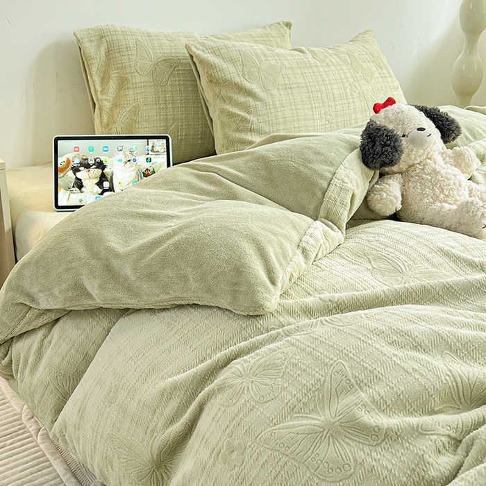 91家纺网 家纺一手货源 找家纺 （总）耀悦家纺 2025新款INS博主风田间梦蝶立体A类全消光雕花牛奶绒四件套