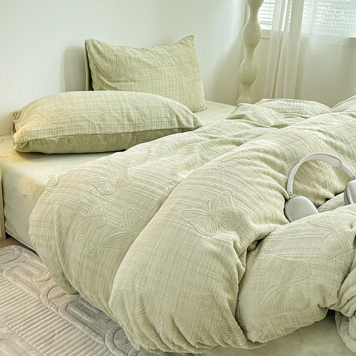 91家纺网 家纺一手货源 找家纺 （总）耀悦家纺 2025新款INS博主风田间梦蝶立体A类全消光雕花牛奶绒四件套