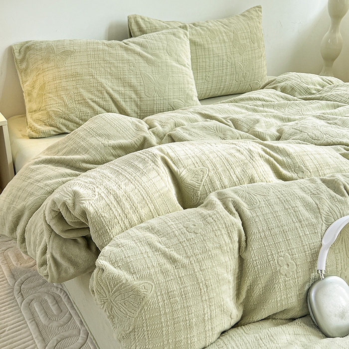 91家纺网 家纺一手货源 找家纺 （总）耀悦家纺 2025新款INS博主风田间梦蝶立体A类全消光雕花牛奶绒四件套