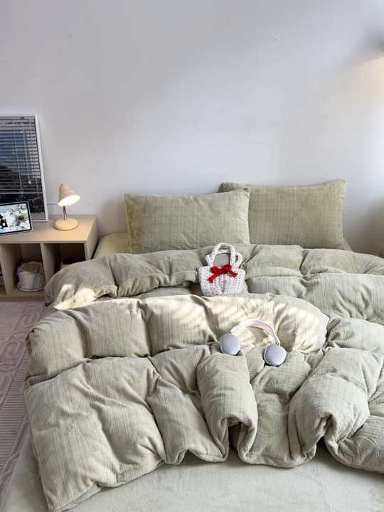 91家纺网 家纺一手货源 找家纺 （总）耀悦家纺 2025新款INS博主风田间梦蝶立体A类全消光雕花牛奶绒四件套