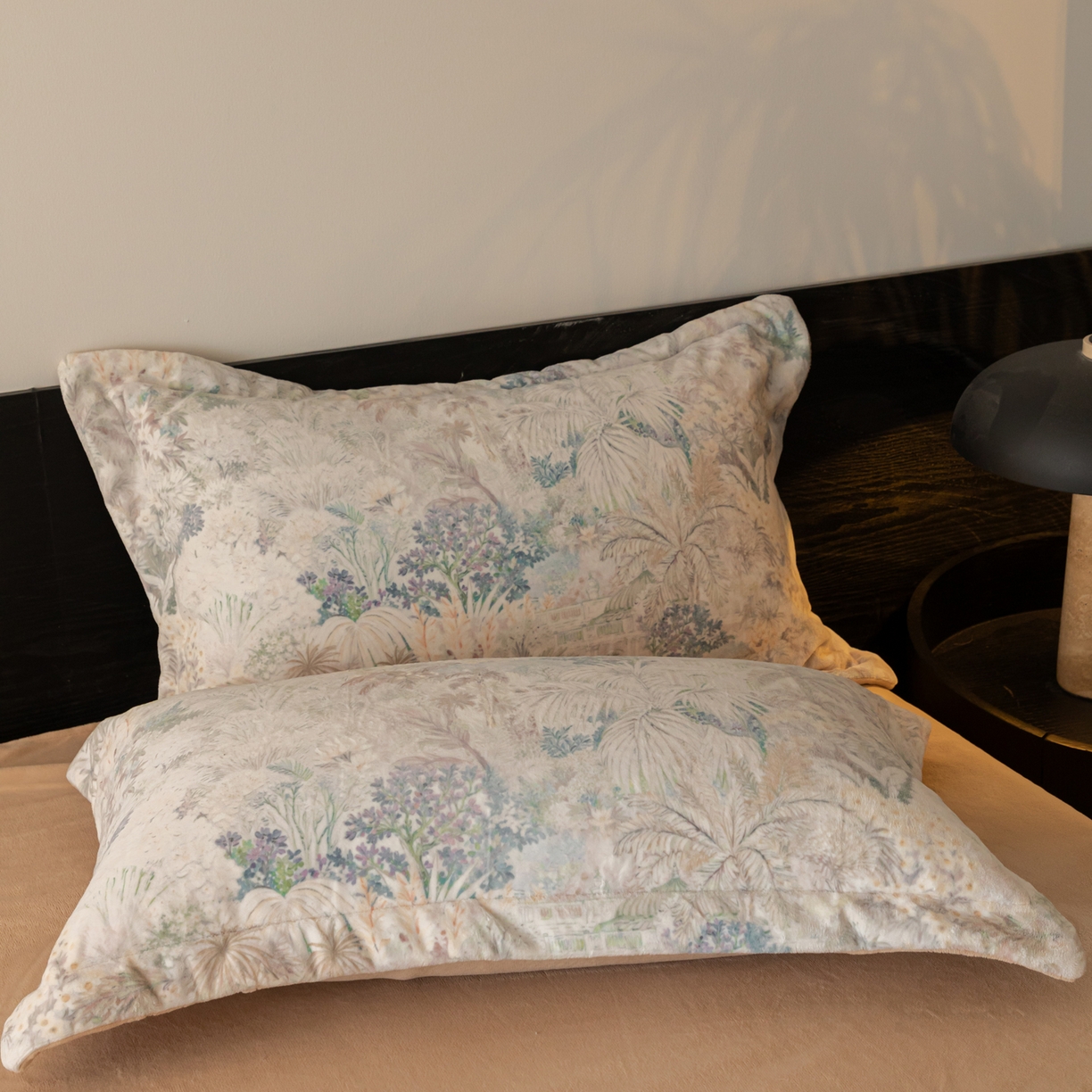 91家纺网 家纺一手货源 找家纺 寐绸家纺 2025秋冬新款230g牛奶绒数码印花四件套 数码四件套-丛林之恋