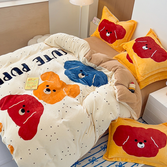 91家纺网 家纺一手货源 找家纺 福来临家纺 2025牛奶绒大版卡通四件套 狗狗叠叠乐