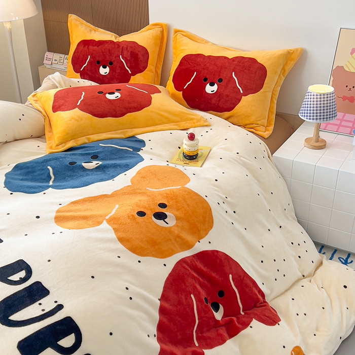 91家纺网 家纺一手货源 找家纺 福来临家纺 2025牛奶绒大版卡通四件套 狗狗叠叠乐