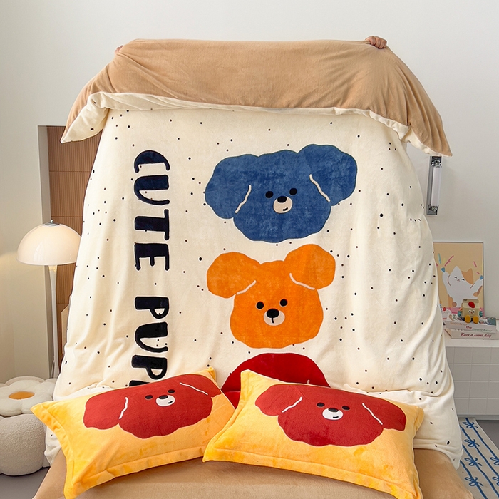 91家纺网 家纺一手货源 找家纺 福来临家纺 2025牛奶绒大版卡通四件套 狗狗叠叠乐