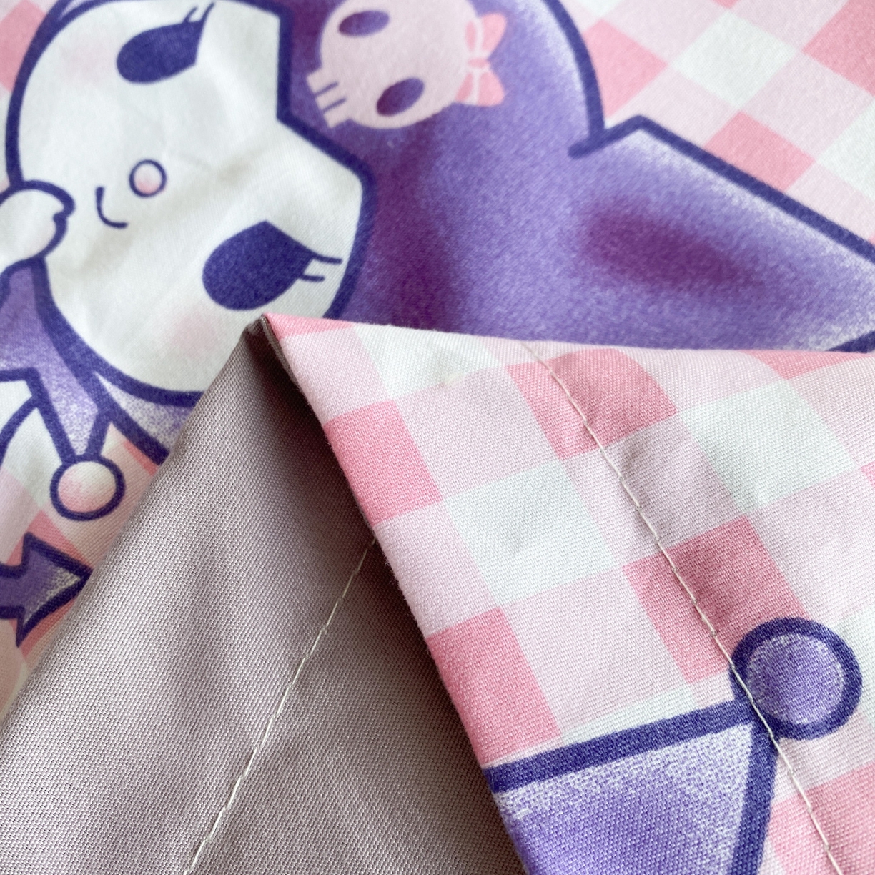 91家纺网 家纺一手货源 找家纺 一电 2025新款卡通A类水洗棉麻单人单层枕头套亲肤双人枕套 欢乐库洛米