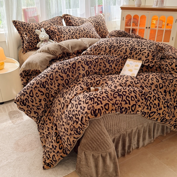 91家纺网 家纺一手货源 找家纺 梵克保罗 2025秋冬新款印花牛奶绒床盖炕垫炕盖四件套-云裳 云裳-经典豹纹