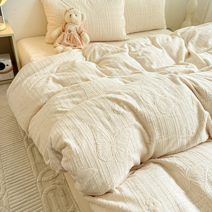 91家纺网 家纺一手货源 找家纺 耀悦家纺 2025新款INS博主风田间梦蝶立体A类全消光雕花牛奶绒四件套 田间梦蝶-奶白